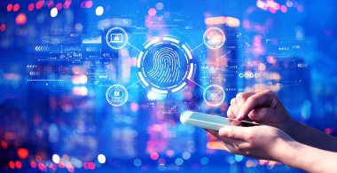 Gece bir şehirde akıllı telefon kullanan biriyle parmak izi tarama temasıName