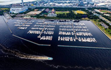 Yumenoshima Marina tekneleri Koto City, Tokyo, Japonya 'ya yanaştı.