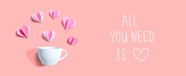 Alles Sie Brauchen Ist Eine Liebesbotschaft Mit Kaffeetasse Und Papierherzen — Stockfoto