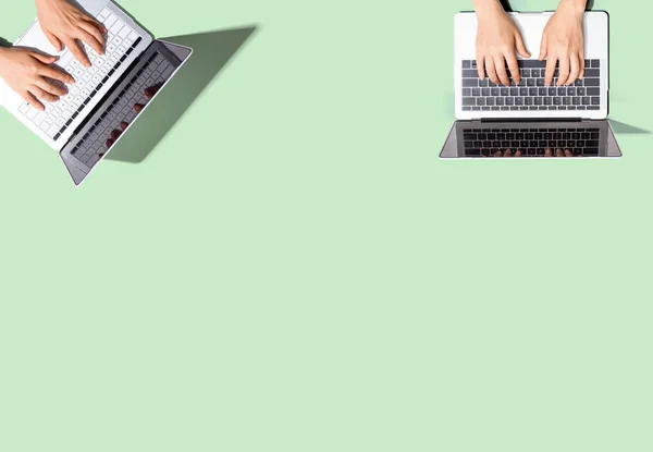 Dwoje Ludzi Współpracujących Laptopami — Zdjęcie stockowe