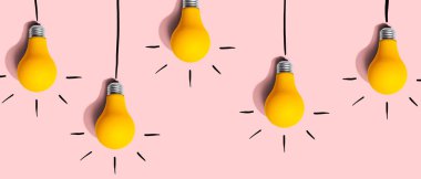 Asılı fikir ampulleri - iş konsepti - düz yatıyordu