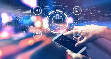 Gece bir şehirde akıllı telefon kullanan biriyle parmak izi tarama temasıName