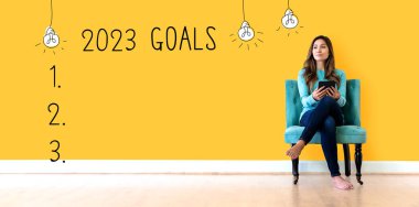 2023 gol, elinde tablet bilgisayar tutan genç bir kadın.
