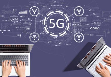 Dizüstü bilgisayarlarla birlikte çalışan insanlarla birlikte 5G ağı