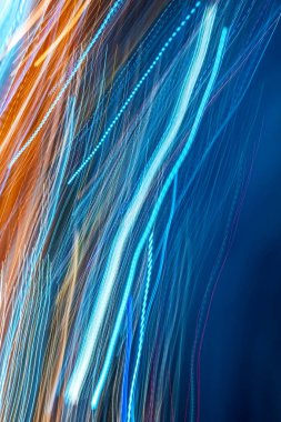 Soyut bulanık Bokeh neon ışığı şehir gece arkaplanını izler