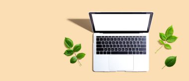 Yeşil yapraklı dizüstü bilgisayar - düz yatıyordu