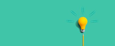 Klipsli fikir ampulü - düz yatıyordu