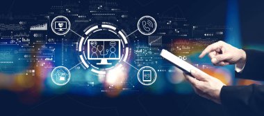 Geceleri bir tablet bilgisayar kullanarak iş adamıyla tele sağlık teması