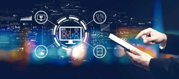 Geceleri bir tablet bilgisayar kullanarak iş adamıyla tele sağlık teması