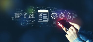 Akıllı telefon kullanan kişi ile proje yönetimi teması