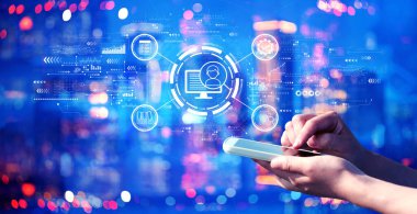Belge yönetim sistemi kavramı bir şehirde gece akıllı telefon kullanan kişi ile