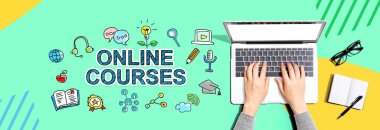 Bir dizüstü bilgisayar kullanarak kişi ile çevrimiçi kurslar