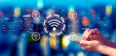 Geceleri şehirde akıllı telefon kullanan biriyle eş teması