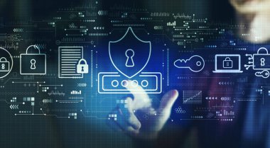 Geceleri dijital ekrana dokunan genç bir adamın olduğu siber güvenlik teması