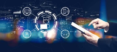 Gece tablet bilgisayar kullanarak iş adamıyla uzaklık öğrenme teması