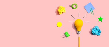 Bir ampul ve okul malzemeleri ile beyin fırtınası konsepti