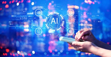 Akşamları şehirde akıllı telefon kullanan insan konsepti.