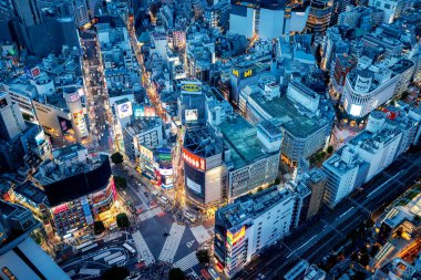 Gün batımında Japonya, Tokyo 'da Shibuya' nın hava görüntüsü kesişiyor.
