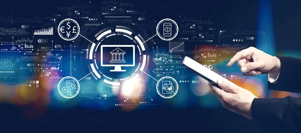 Gece tablet bilgisayar kullanan bir iş adamıyla Fintech teması