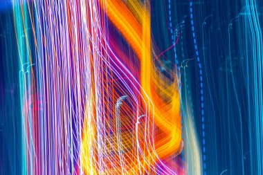 Soyut bulanık Bokeh neon ışığı şehir gece arkaplanını izler