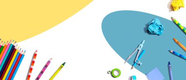 Okul malzemelerinin toplanması - düz bir görünüm