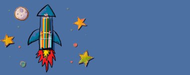 Elle çizilmiş roket ve renkli kalemlerle okula dönüş teması