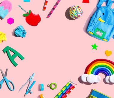 Gökkuşağı manzaralı okul malzemeleri düz yerde yatıyordu.