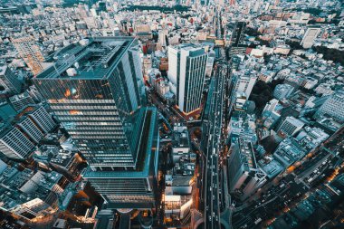 Gün batımında Shibuya, Tokyo, Japonya 'nın hava görüntüsü