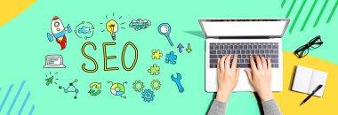 Bir dizüstü bilgisayar kullanan kişi ile SEO