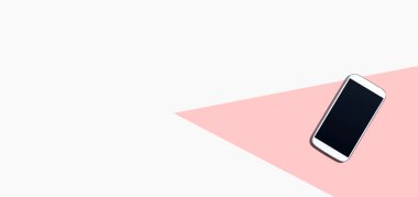 Yukarıdan siyah ekranlı beyaz akıllı telefon - düz yatıyordu