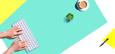 Bir bilgisayar klavyesi kullanan kadın - genel görünüm