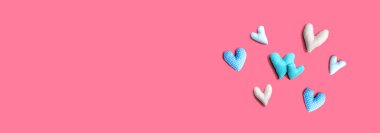 El yapımı kalp yastıklarıyla takdir teması- düz yatak