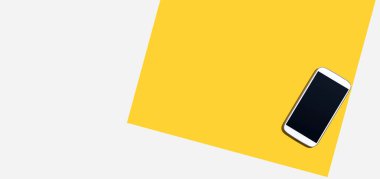 Yukarıdan siyah ekranlı beyaz akıllı telefon - düz yatıyordu