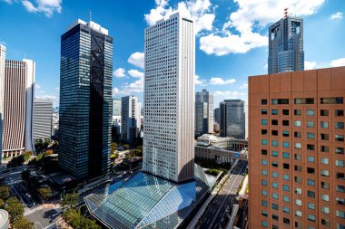 Gökdelenler Nishi-Shinjuku, Tokyo, Japonya 'nın üzerinde yükseliyor.