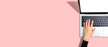 Yukarıdan dizüstü bilgisayar kullanan kişi