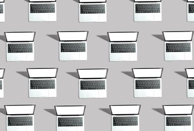 Yukarıdan gölgeli birçok dizüstü bilgisayar