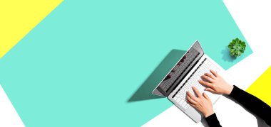 Yukarıdan dizüstü bilgisayar kullanan kişi