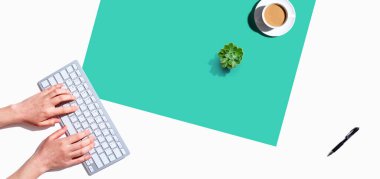 Bir bilgisayar klavyesi kullanan kadın - genel görünüm