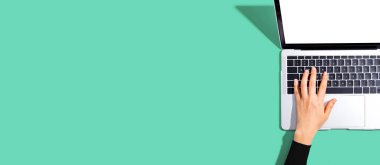 Yukarıdan dizüstü bilgisayar kullanan kişi