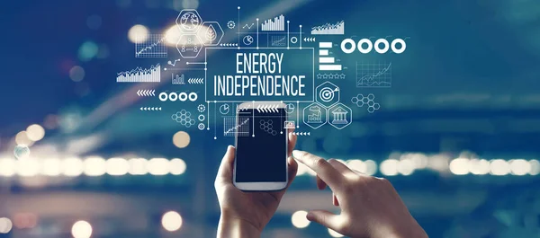 Концепція Енергетичної Незалежності Людиною Використовує Смартфон — стокове фото