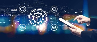 Geceleri tablet bilgisayar kullanan bir iş adamıyla otomasyon kavramı