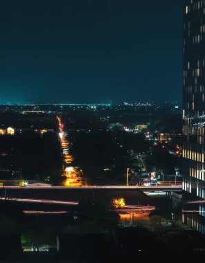 Austin Teksas geceleri şehir merkezinden geçen yoğun otoyollar