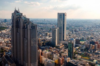 Gökdelenler Nishi-Shinjuku, Tokyo, Japonya 'nın üzerinde yükseliyor.