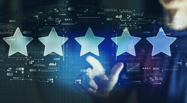 Geceleyin dijital ekrana dokunan genç adamın yıldız konsepti