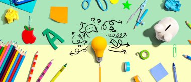 Ampul ve okul malzemeleriyle beyin fırtınası konsepti