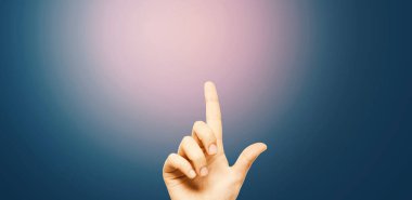 Teknoloji ekranında bir düğmeye basarak el