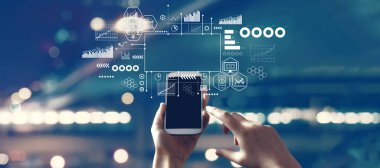 Akıllı telefon kullanan kişi ile Fintech teması