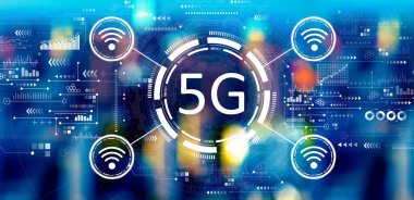 Geceleri büyük şehir ışıkları olan 5G ağı