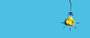 Buruşmuş bir ampulle beyin fırtınası konsepti