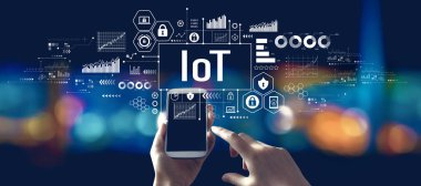 Gece bir şehirde akıllı telefon kullanan bir kişi ile ilgili tema